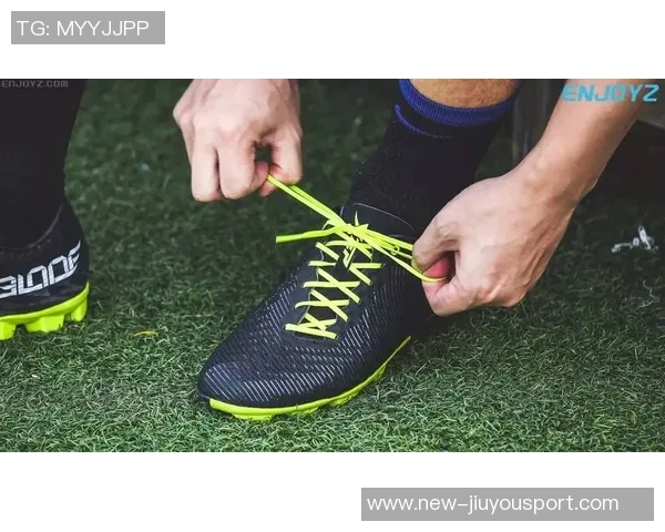 特步刀锋足球鞋助力球场表现提升让每一次射门都精准无比 特步刀锋足球鞋助力球场表现提升让每一次射门都精准无比