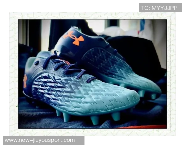 舒适无压的足球鞋让你在场上尽情奔跑不再担心脚部受挤压